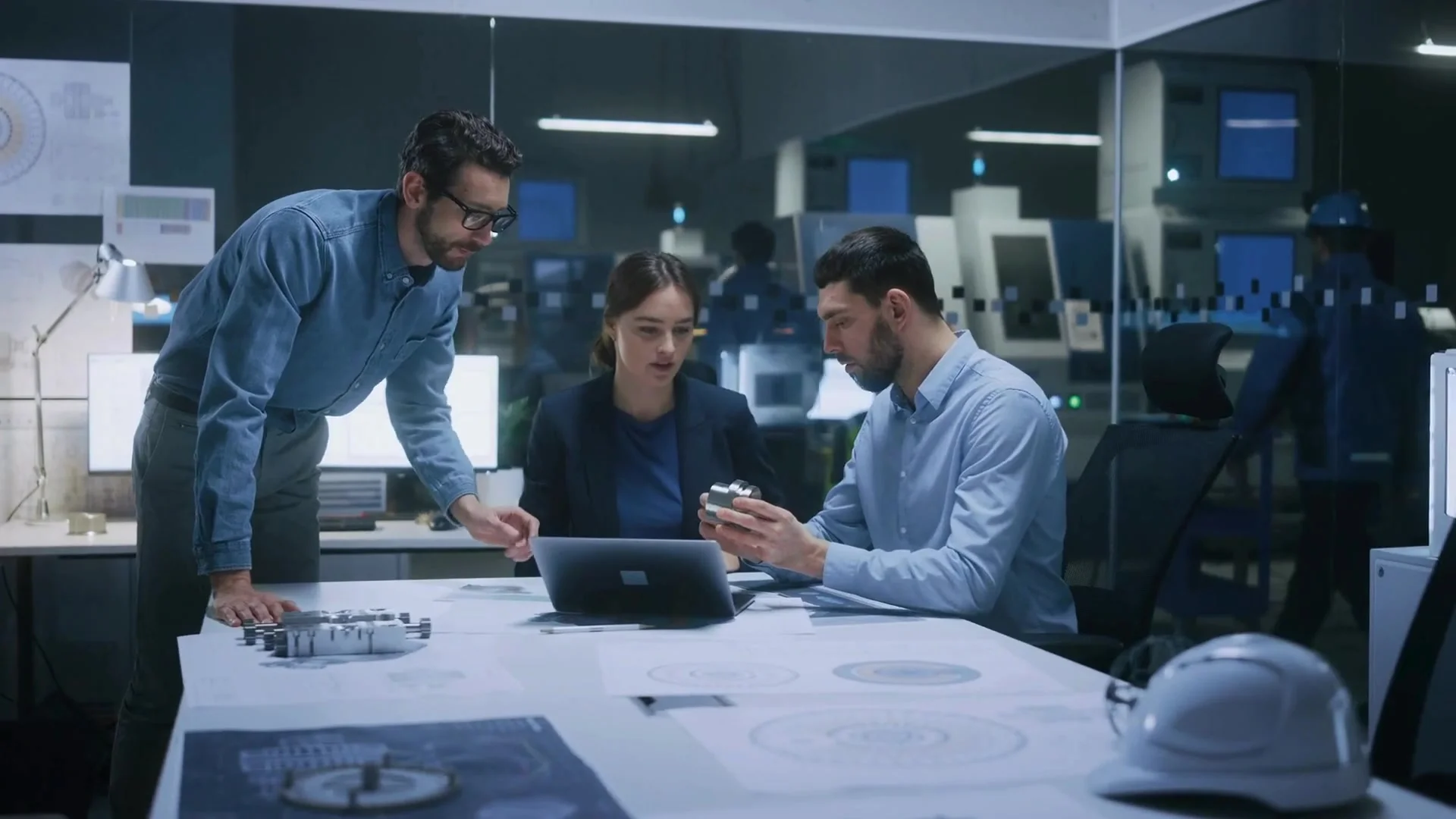 reunion-de-equipo-trabajando-con-nuevas-tecnologias - ITGES Republica Dominicana