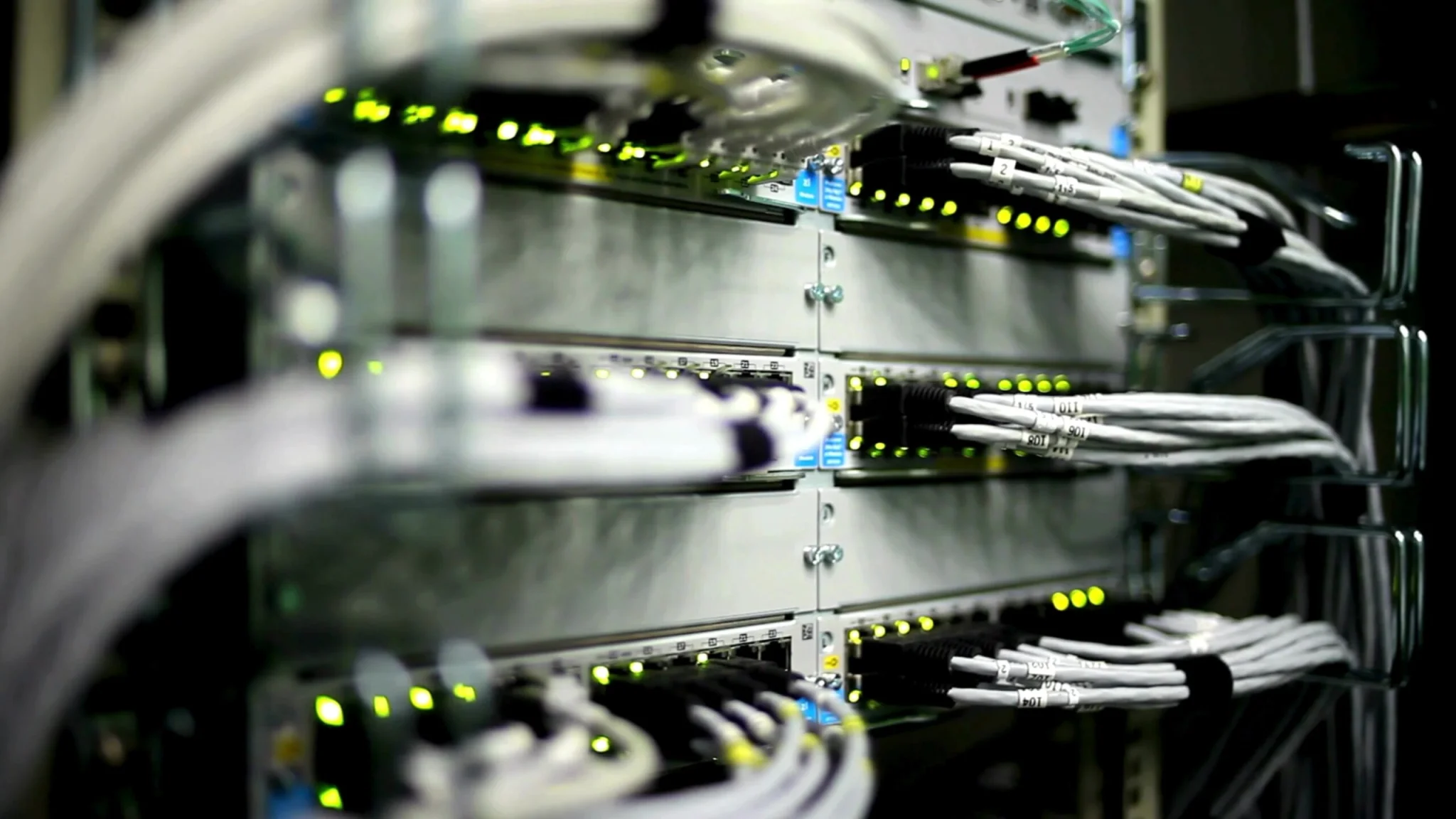 serie-de-cables-conectados-a-un-servidor - ITGES Republica Dominicana